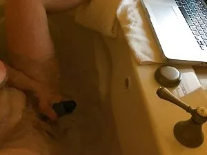 مرد بوییدن شورت معشو ...