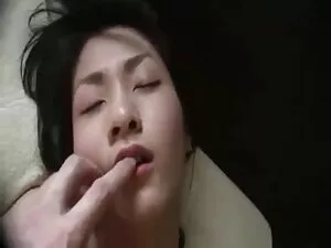 این مرد روی تخت دراز ...